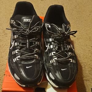 Nike Men's Black and White Athletic Sneakers